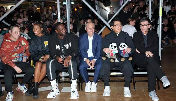 成龙|成龙罕见亮相毕业典礼，穿夹克大鼻子抢镜，67头发浓密比儿子年轻