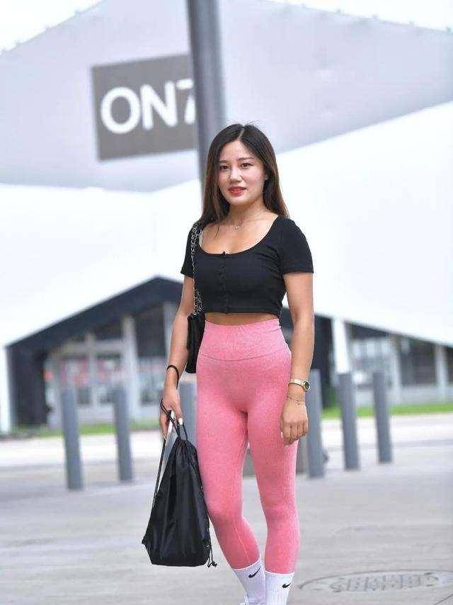 黑色|黑色紧身上衣搭配粉红色心神打底裤，清新不俗气，整体简洁干净