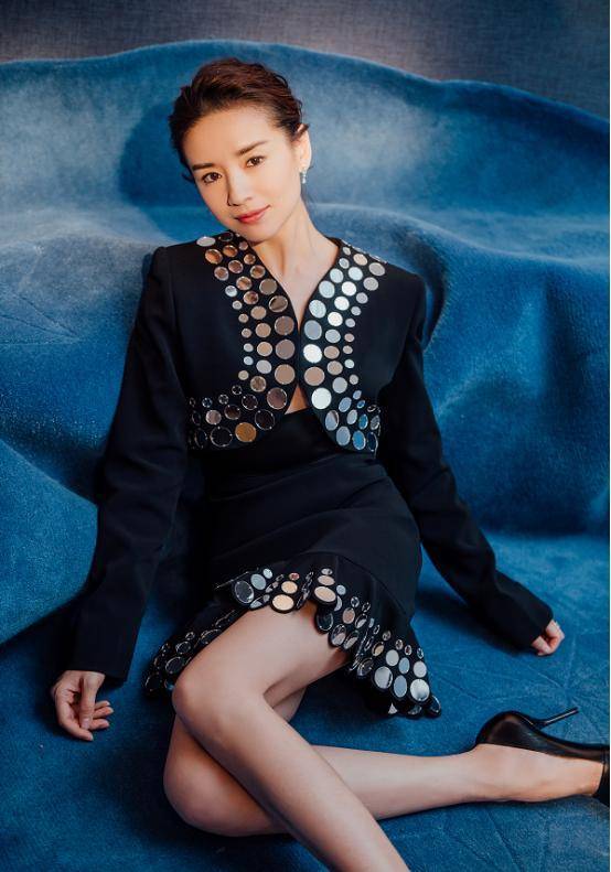 小亮|董洁身材保持的好，穿朴素黑“贴”堆圆片，衣服一看反光又抢眼