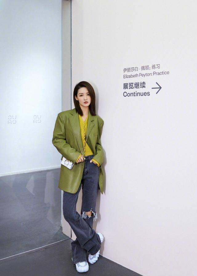 黑色|董洁仗着骨架小敢穿，针织开衫叠穿硬朗牛仔褂，仍瘦得不像生过娃