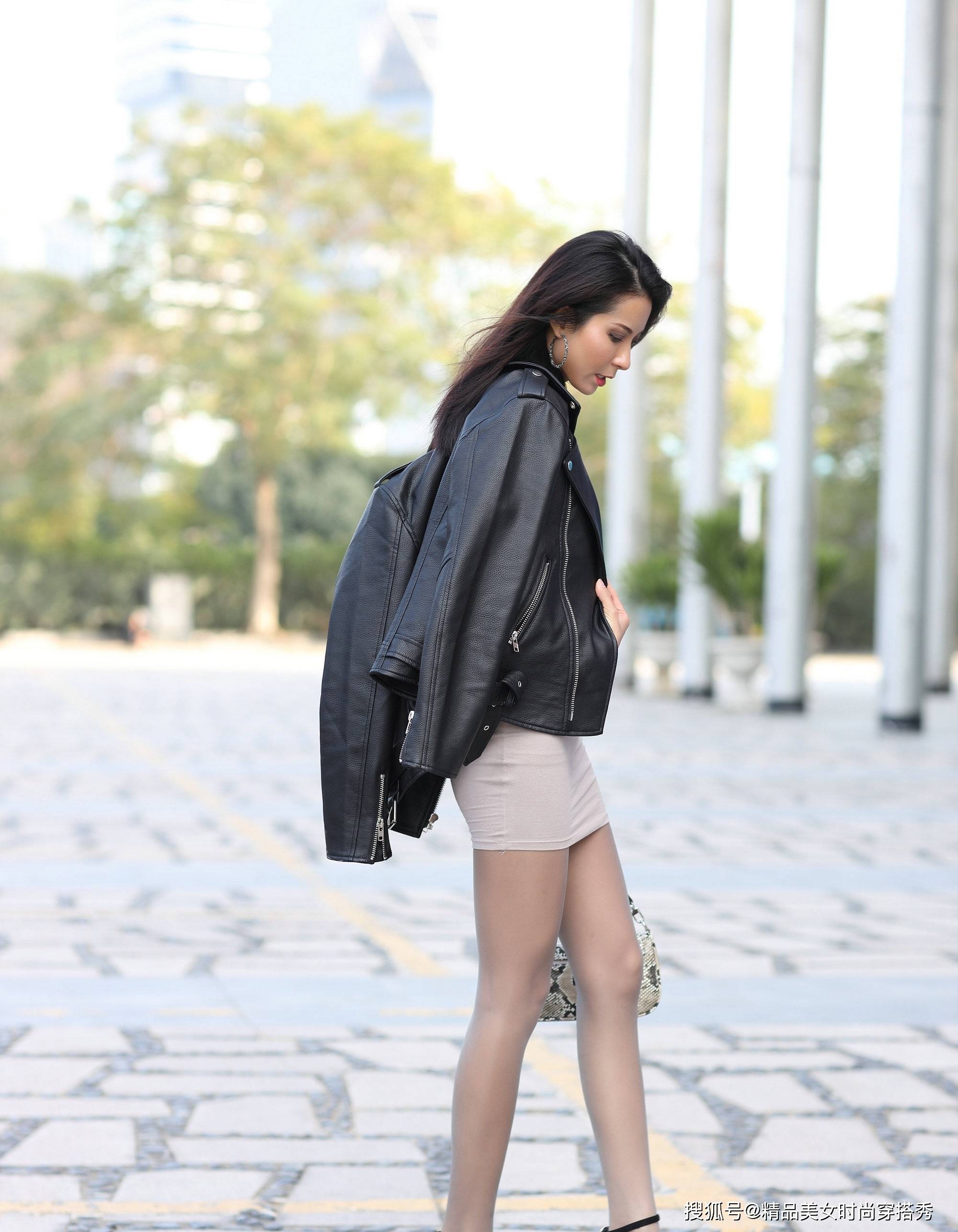 身材|修身连衣裙凸显女性优雅身姿,外搭一件皮衣外套,帅气又街范十足
