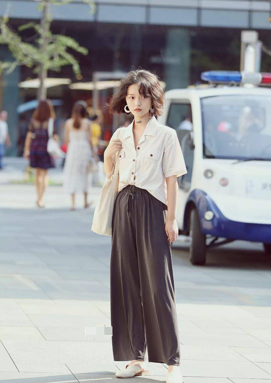 冷漠|李宇春穿露背裙女人味十足，清冷高级感溢出屏幕