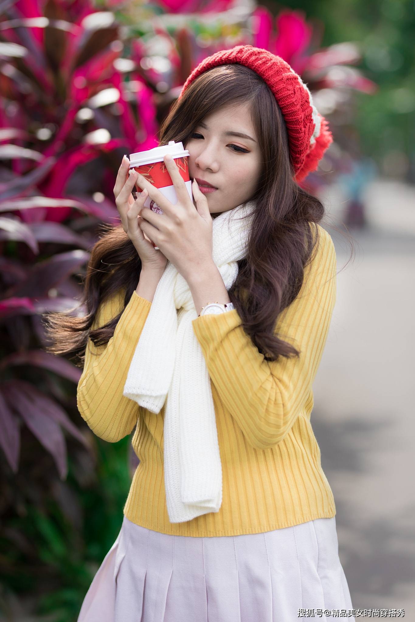 短裙|街拍：黄色针织衫很是吸睛时尚，简约的版型衬出姣好的身材