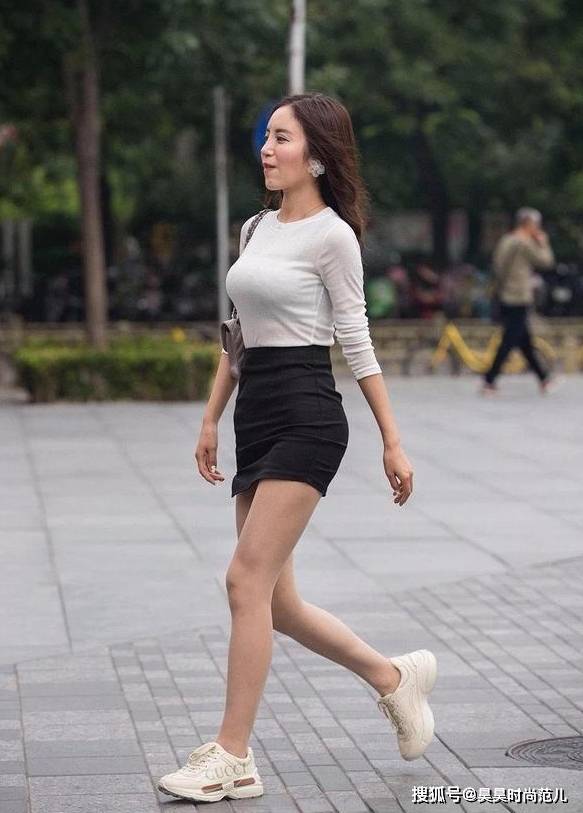黑色|气质女孩的简约风穿搭，白色短衫搭配黑色短裙，黑白撞色简单时尚