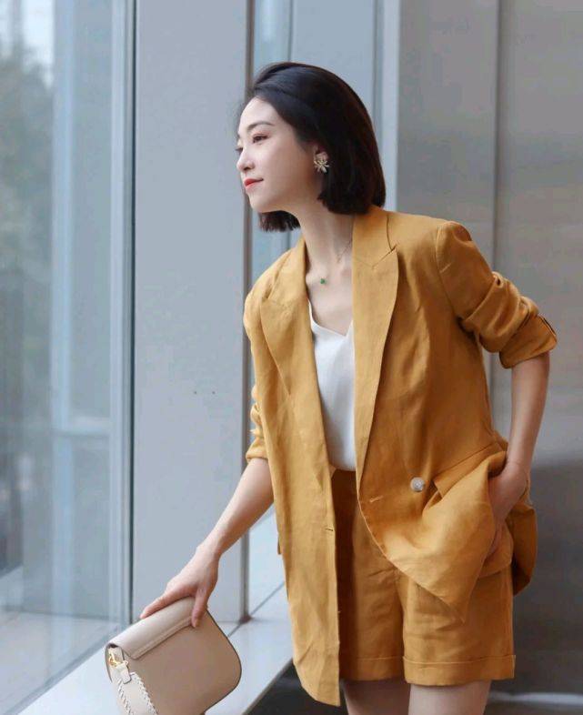 服装|上班的女孩该怎么打扮呢？简约穿搭就很有气场，干练又有女人味