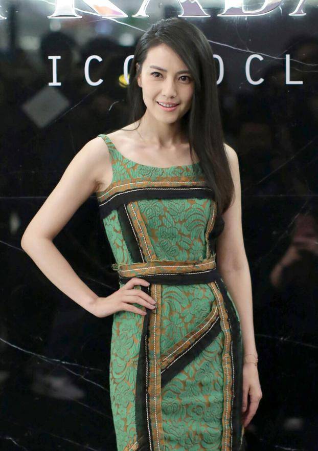 身材|高圆圆真是“浓颜系”美女，穿一身花哨裙子出镜，美貌依旧很耀眼