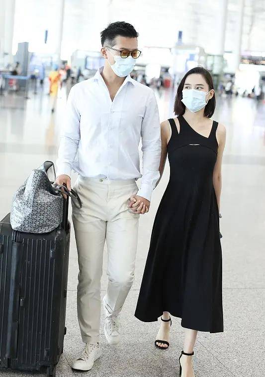 何超莲|赌王女儿罕见携男友走机场，穿露肩紧贴似连体婴，全程牵手超腻歪