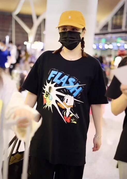 黑色|阿娇终于瘦身成功，穿卡通T恤戴小黄帽走机场，扎双马尾像小姑娘