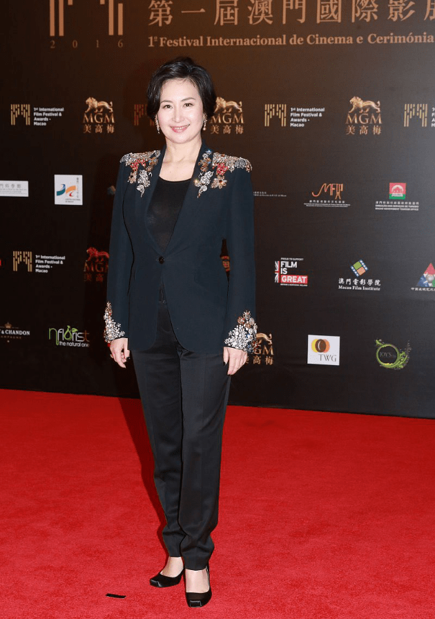 黑色|赌王二房长女有才有貌，穿黑衣也要加宝石点缀，真是美得足够张扬