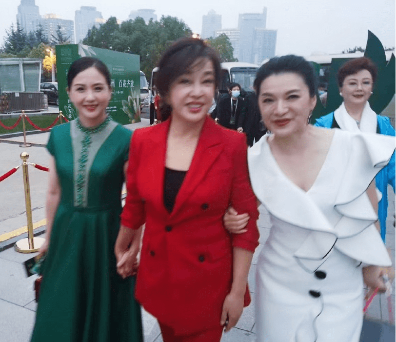 保养|陶慧敏保养的好，镜头下肌肤白皙光滑，穿身绿裙子更衬好气色