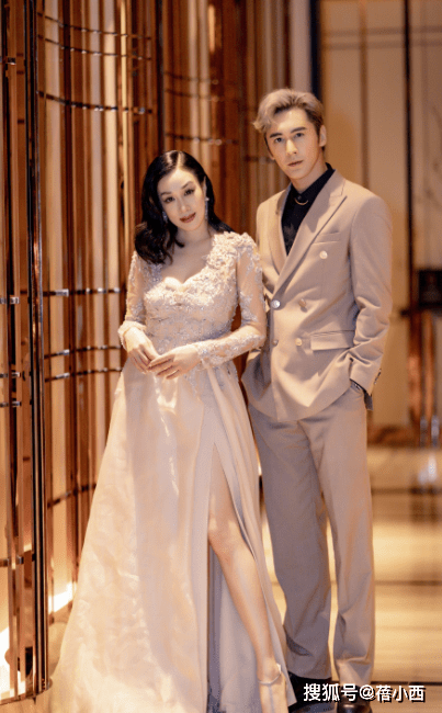 好身材|钟丽缇又不好好穿衣服了，穿背心上面还要“套半件”，意外时髦