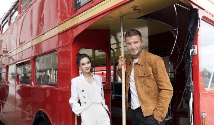 套装|Baby一家同框后独自走机场，穿柠檬黄秀苍蝇腿，心情好打扮似姑娘