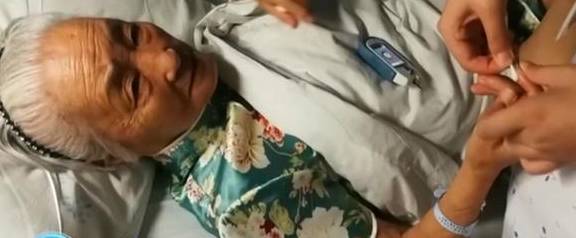 漂亮|90岁奶奶一生爱漂亮,躺在病床也要穿漂亮衣服!用窗帘做百件旗袍
