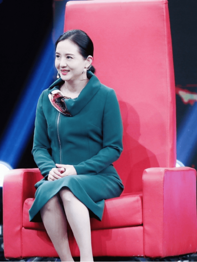 保养|陶慧敏保养的好，镜头下肌肤白皙光滑，穿身绿裙子更衬好气色