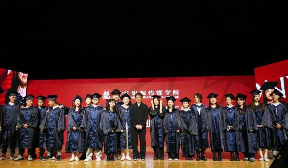 成龙|成龙罕见亮相毕业典礼,穿夹克大鼻子抢镜,67头发浓密比儿子年轻