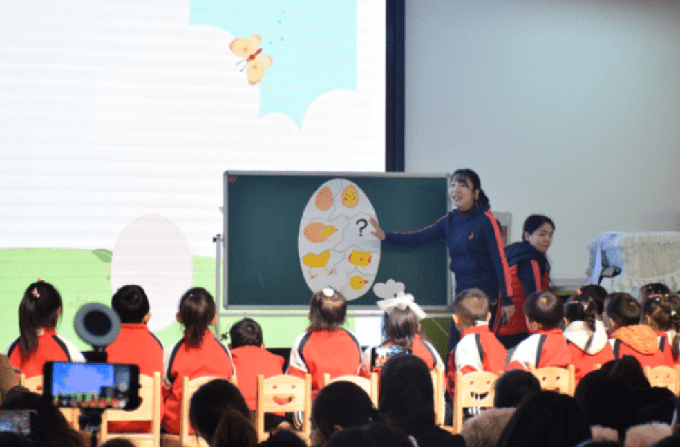 家长|幼儿园或将延迟到6点放学，父母接娃不用愁？新的问题更尖锐