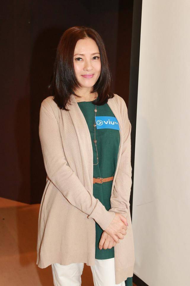 形象|李丽珍不服老就对了，55岁仍能拍电影，穿着清纯学妹装，显腿细
