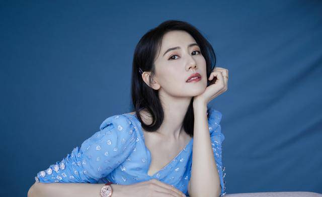 美得|高圆圆这造型真给清纯感加分,白皙肌肤配蓝裙子,美得没有年龄感