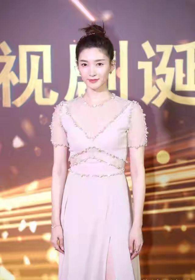 黑色|江疏影长得再漂亮，身材不好也是事实，穿紧身裙根本看不到腰啊？