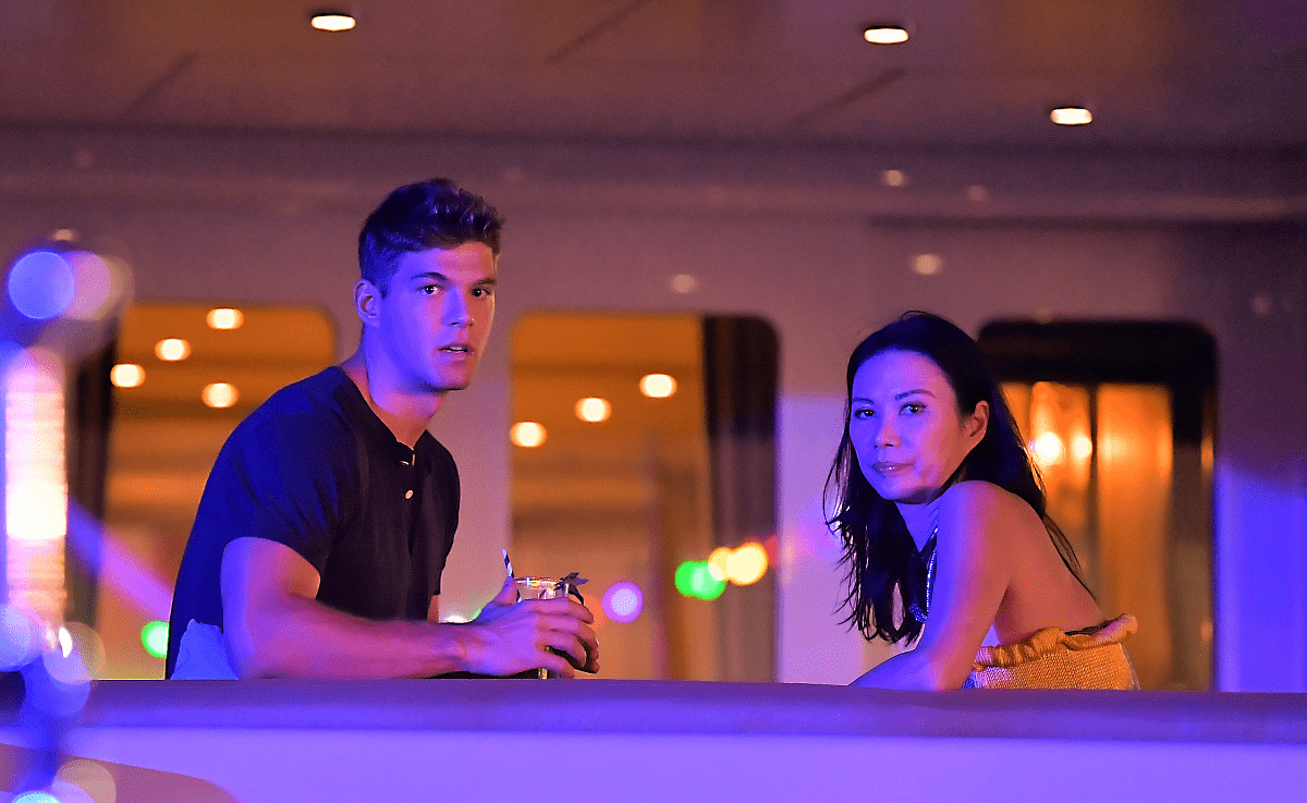 颜色|邓文迪的经历让人羡慕不来，一把年纪穿拼接吊带，知性魅力好吸睛