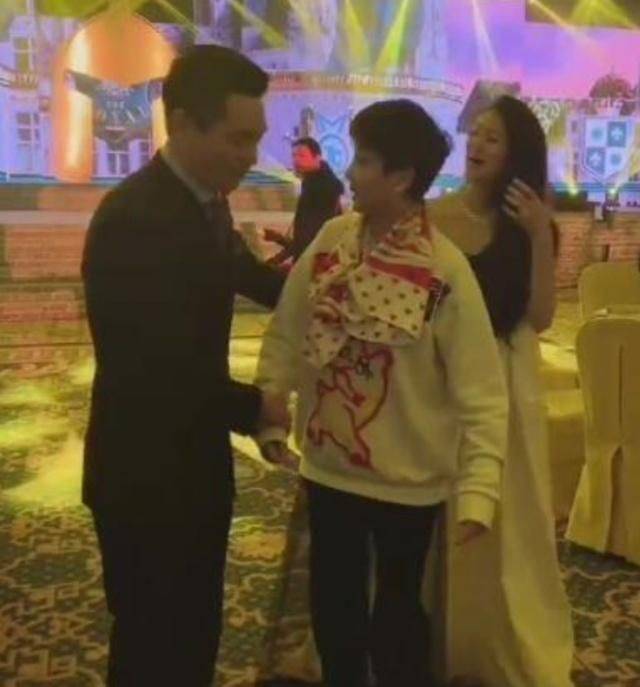黑色|梁安琪现身度假村剪彩，穿碎花裙不敢踩高跟鞋，老了就该有老样！