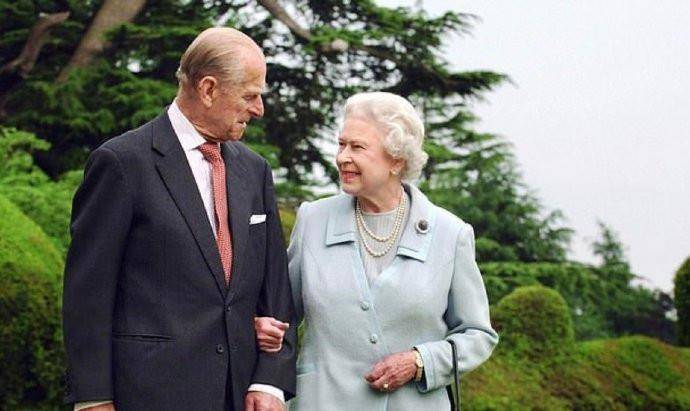 养人|女王成功走出亲王离世阴影,穿红大衣戴丈夫情物,笑容满面心情好