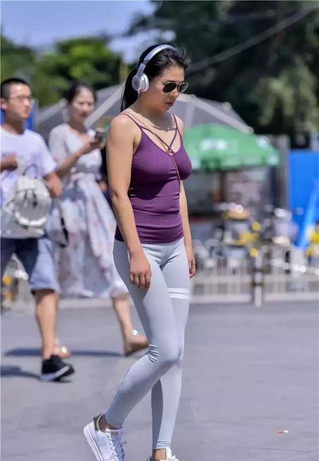 女神|打底裤穿出干净清爽的魅力，彰显亲和力