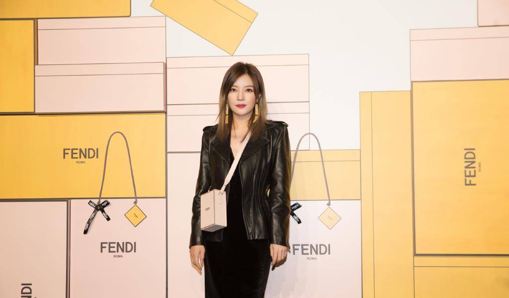 马尾|“小燕子”赵薇久违走机场，穿T恤长裤，45岁扎马尾背书包似学生