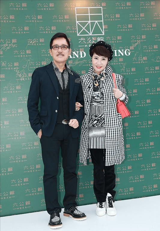 老公|狄波拉携夫聚餐,全程训话不给老公面子,暑天肩披羽绒服似大姐