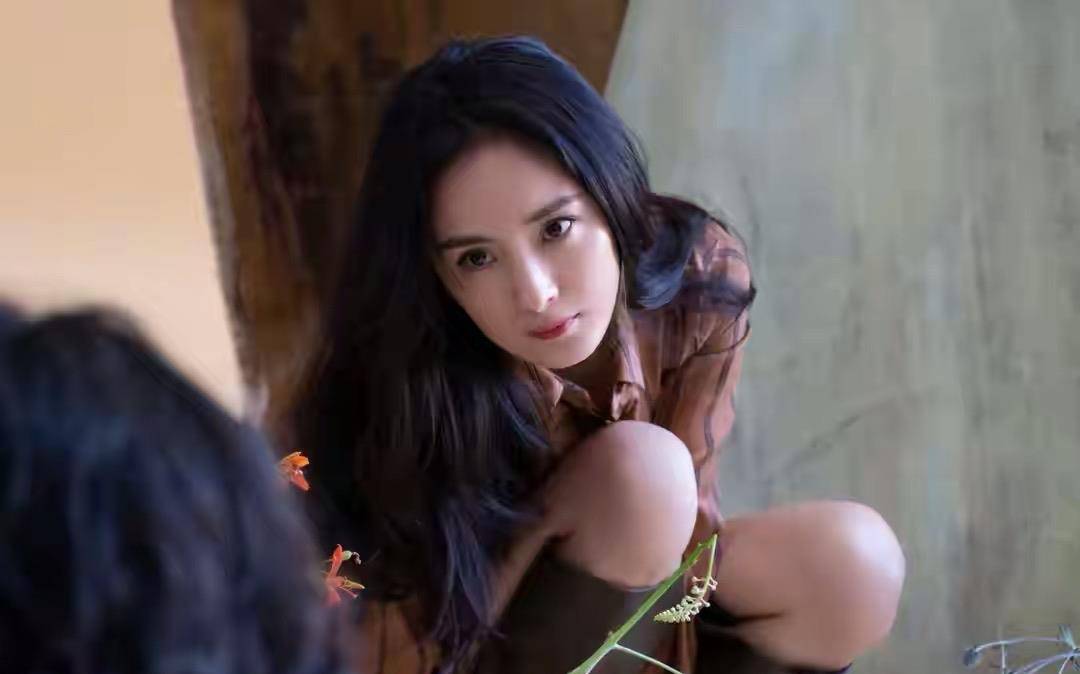 黑色|杨幂盎然生机油画大片释出，温柔知性，尽显女人味