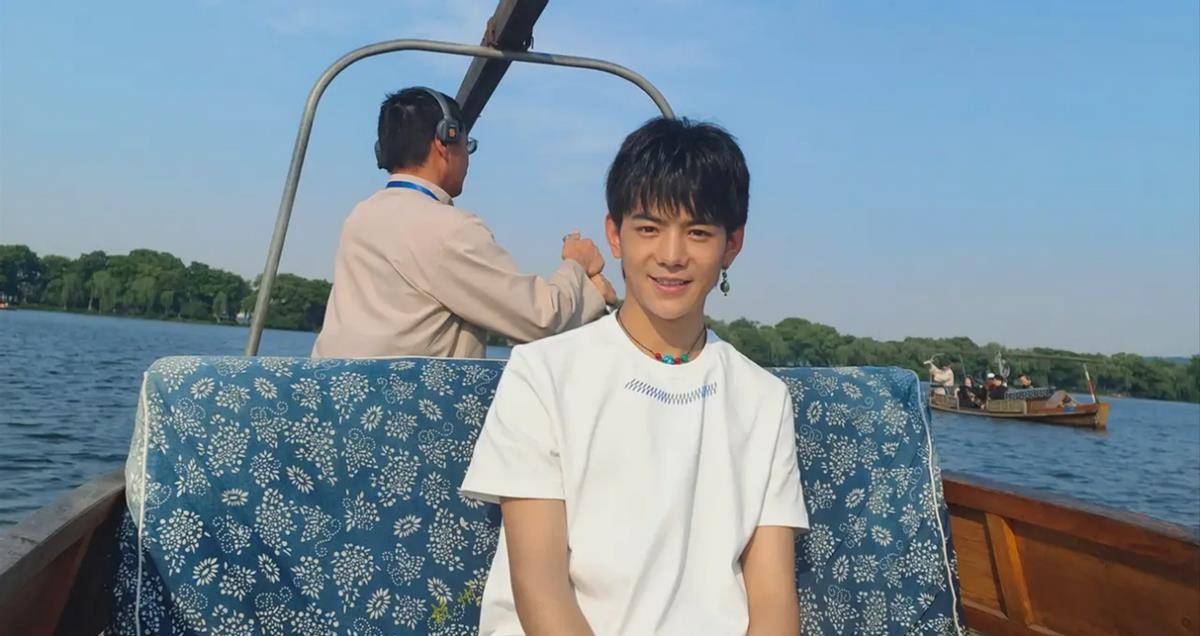 西湖|薇娅首次携丁真游西湖,丁真穿白衣黑裤哪像老板,夸张滤镜被吐槽