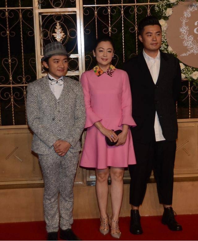 设计|陈红老了五官也很美，穿少女感的裙子出镜，模样一点没有违和感