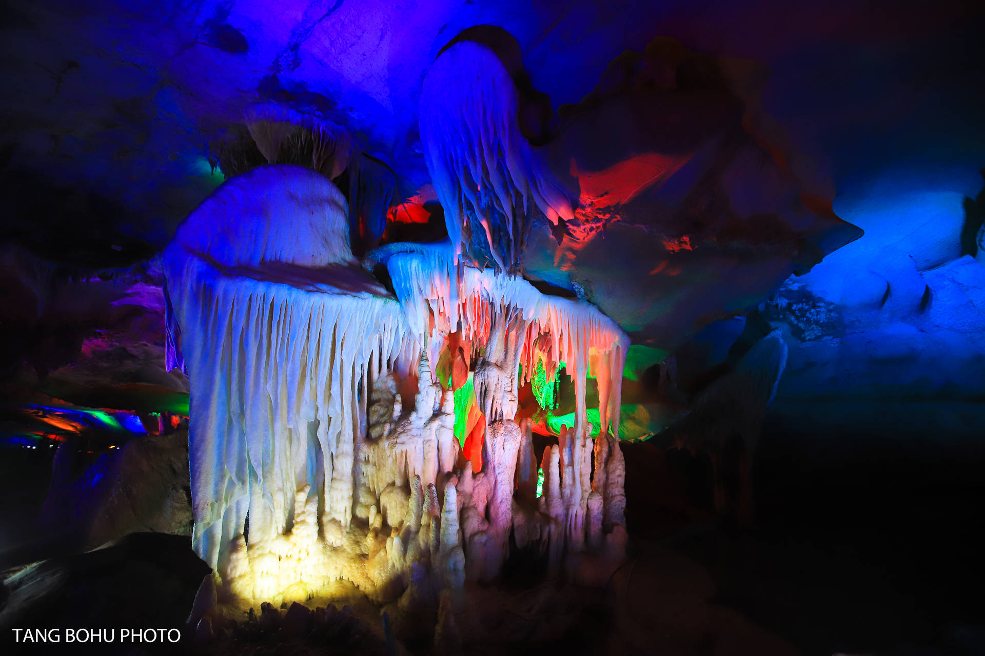 安徽石台蓬莱仙洞惟妙惟肖景观奇异洞内洞外冰火两重天