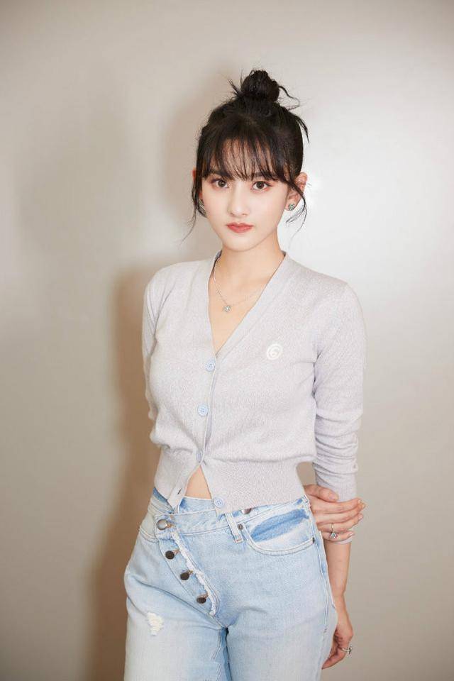 黑色|董洁仗着骨架小敢穿,针织开衫叠穿硬朗牛仔褂,仍瘦得不像生过娃