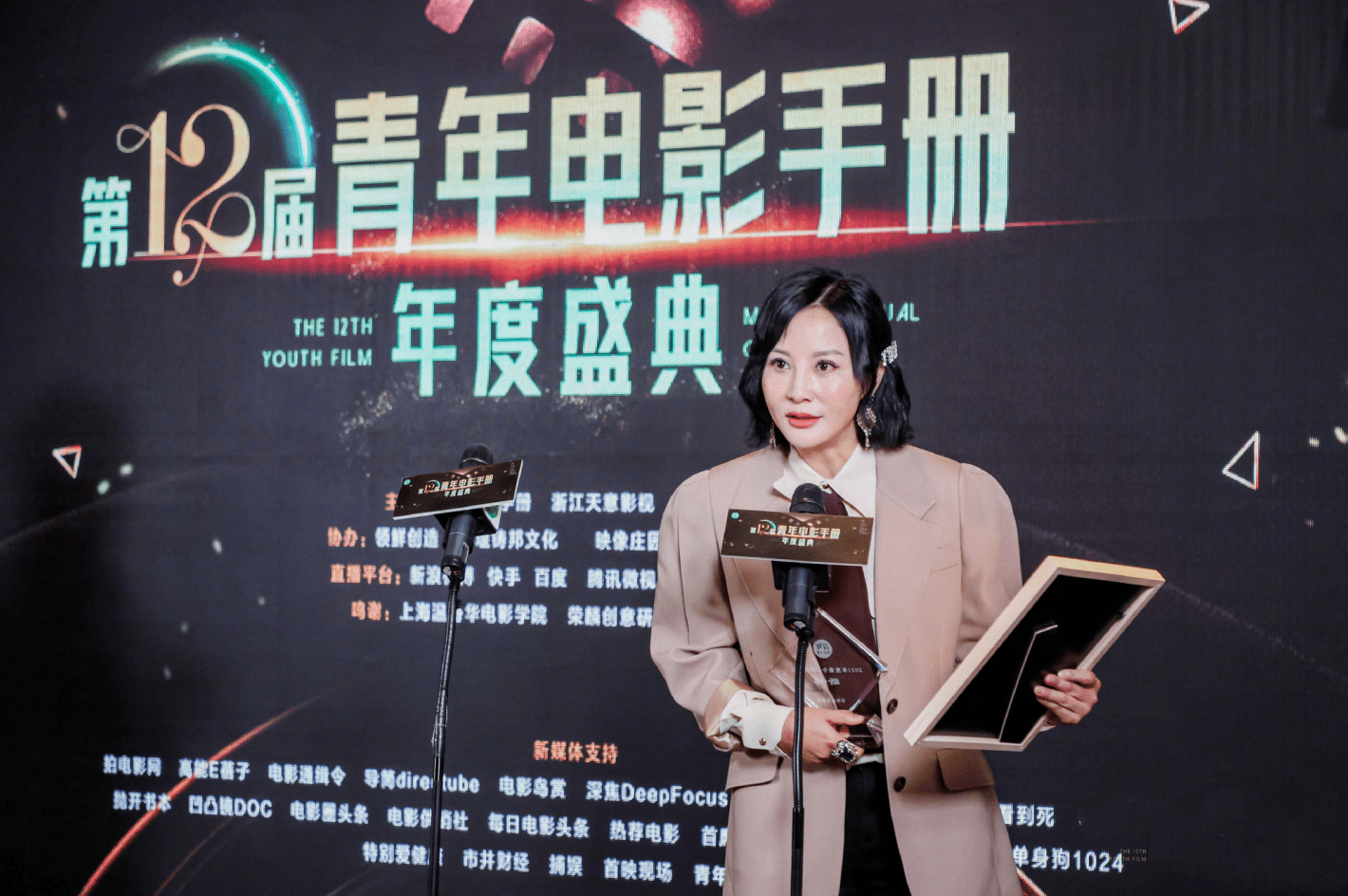 领带|陶红都52岁了但一点不显老,穿西装带着干练感,佩上领带嫩回20岁