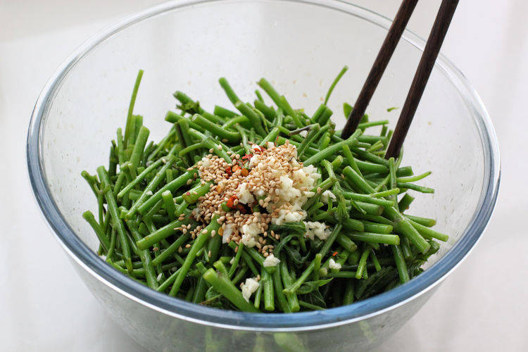 一道营养保健,爽口开胃的凉拌刺五加就做好了,真是难得的山珍哟!