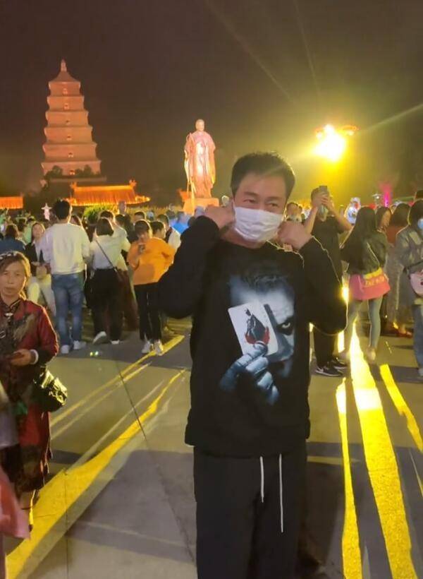 口袋|57岁黎耀祥西安游玩，穿卫衣束脚裤重游旧地，插口袋装酷姿势太帅