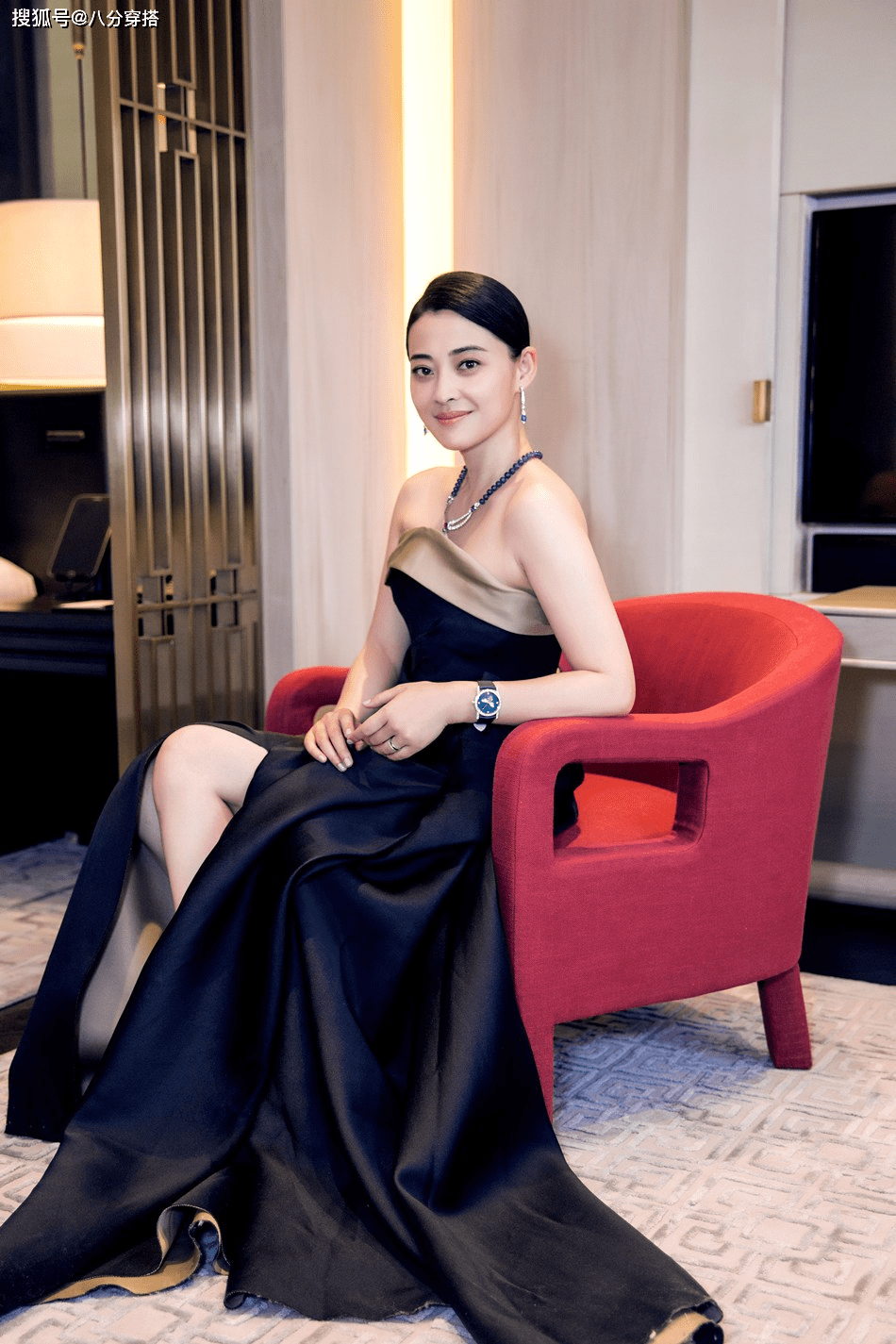 身材|梅婷的气质感“绝”了，黑西装配酒红色半身裙知性干练，成熟优雅