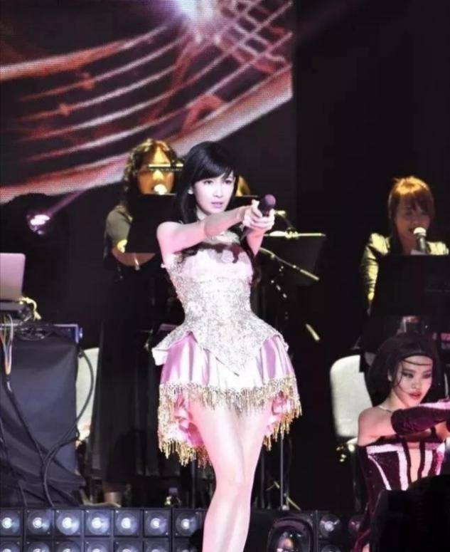 图片|周慧敏近照曝光，53岁皮肤仍光滑紧致，打扮精致成甜美少女