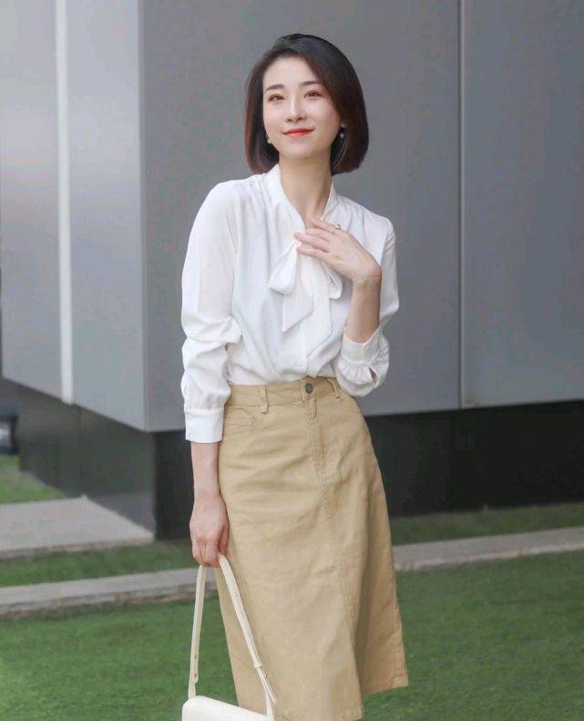 服装|上班的女孩该怎么打扮呢？简约穿搭就很有气场，干练又有女人味