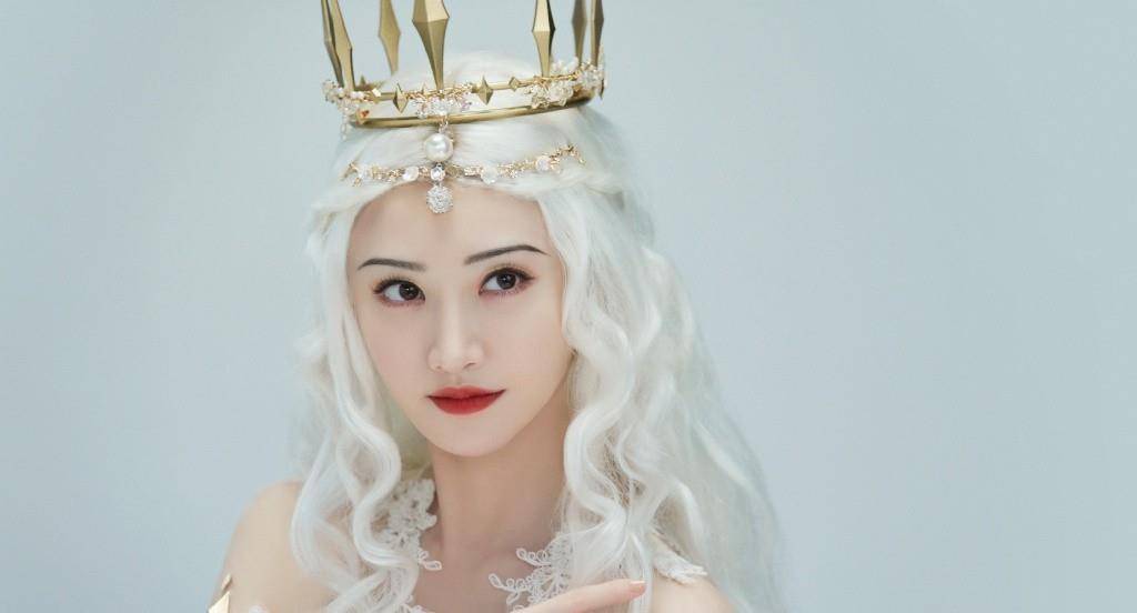 景甜|33岁景甜终于放大招，火了穿旗袍秀蜂腰，斜靠在桌子边曲线感拉满