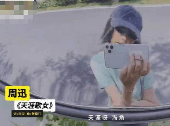 演艺圈|周迅一身黑现身机场，打扮素净手戴9毛钱小皮筋，脚踩拖鞋接地气