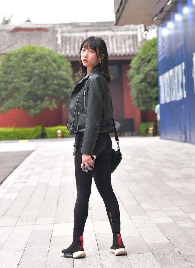 田园|黑色皮质外套搭配黑色田园打底裤，穿搭很讲究，素净的感觉