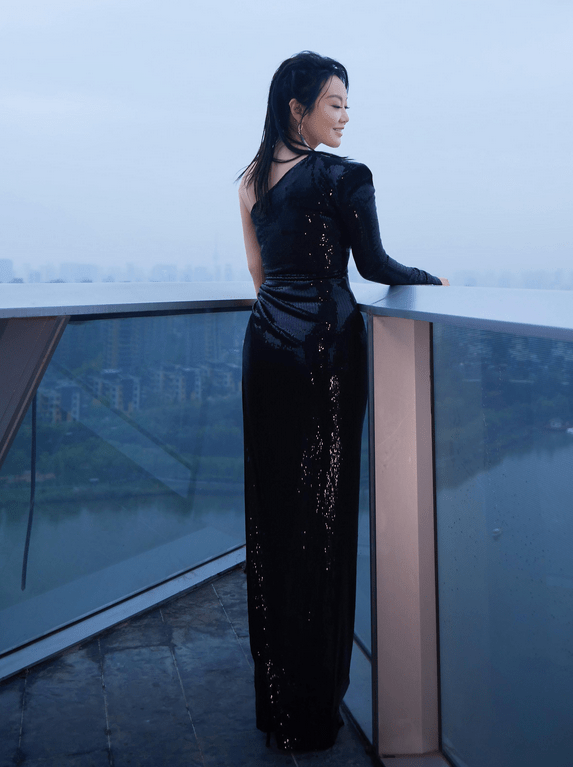 设计|闫妮穿衣不走寻常路，穿斜肩长裙配阔腿裤，美得洒脱又大气
