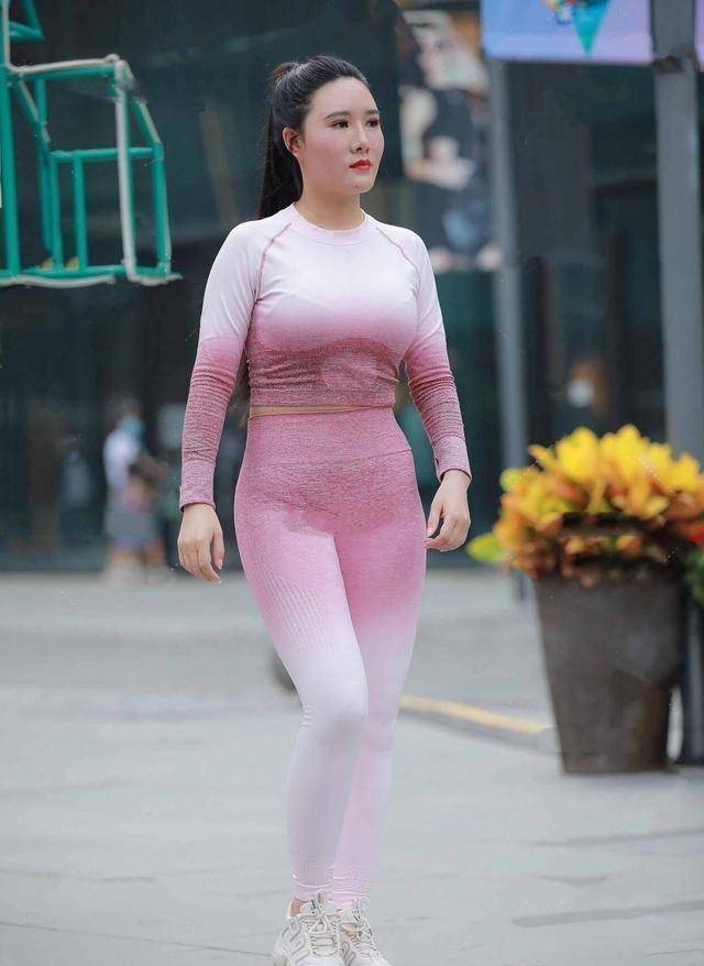吊带|粉色潮流长靴搭配白色潮流打底裤，干净又不失温柔，款式简洁