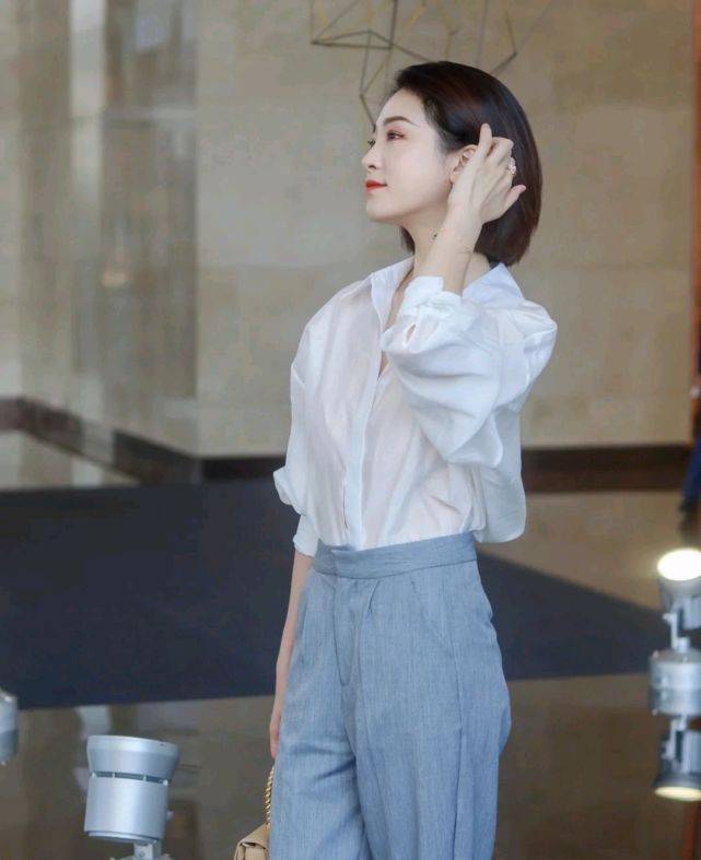 服装|上班的女孩该怎么打扮呢？简约穿搭就很有气场，干练又有女人味