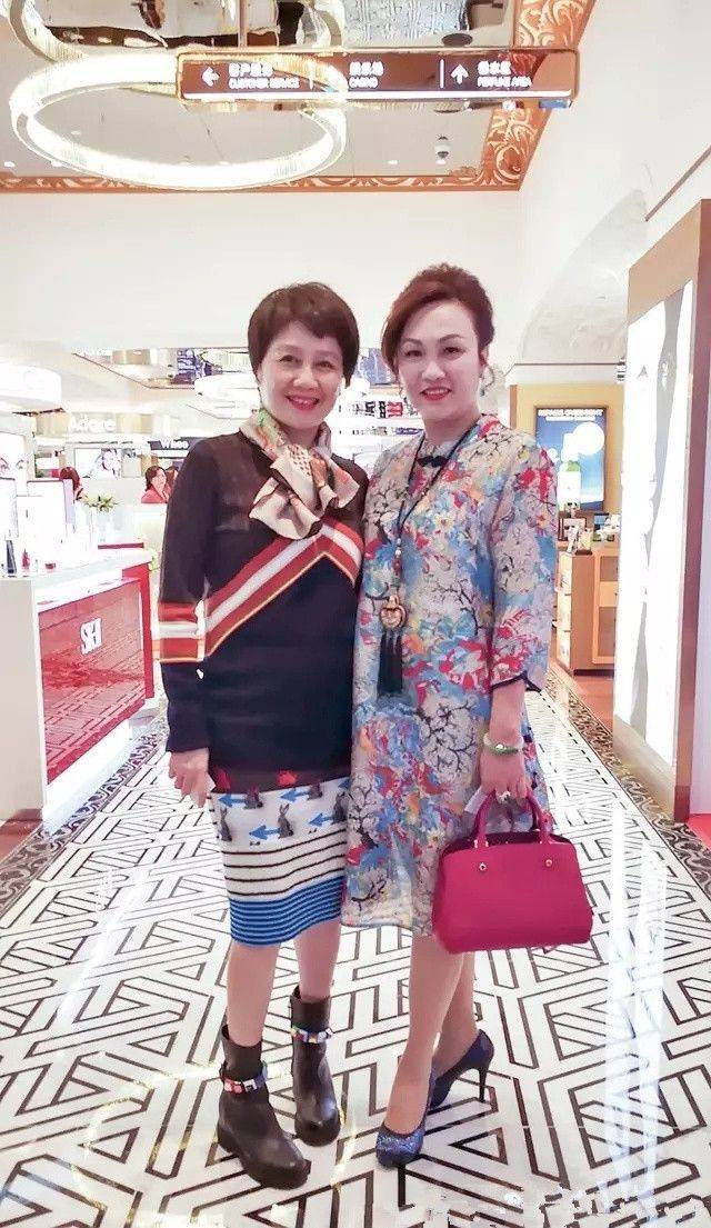 黑色|梁安琪现身度假村剪彩，穿碎花裙不敢踩高跟鞋，老了就该有老样！