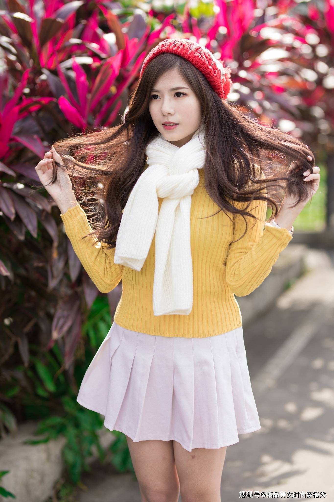 短裙|街拍：黄色针织衫很是吸睛时尚，简约的版型衬出姣好的身材