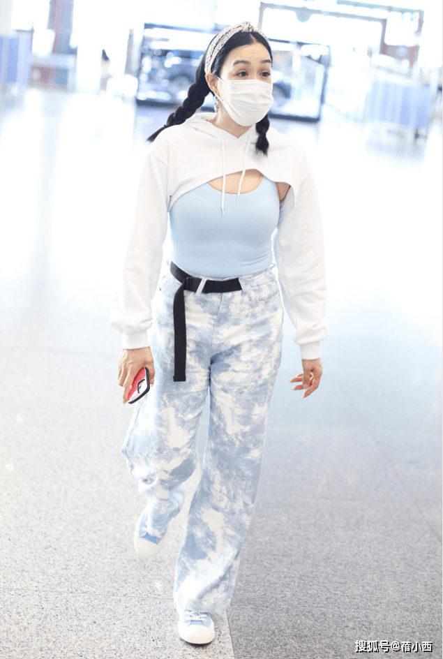 好身材|钟丽缇又不好好穿衣服了，穿背心上面还要“套半件”，意外时髦