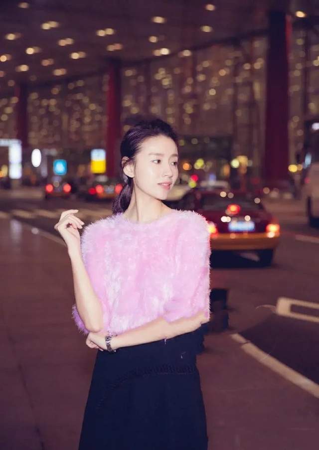 身材|董洁这才叫“逆龄”吧？穿粉色马海毛小衫街拍，看脸可不像40岁